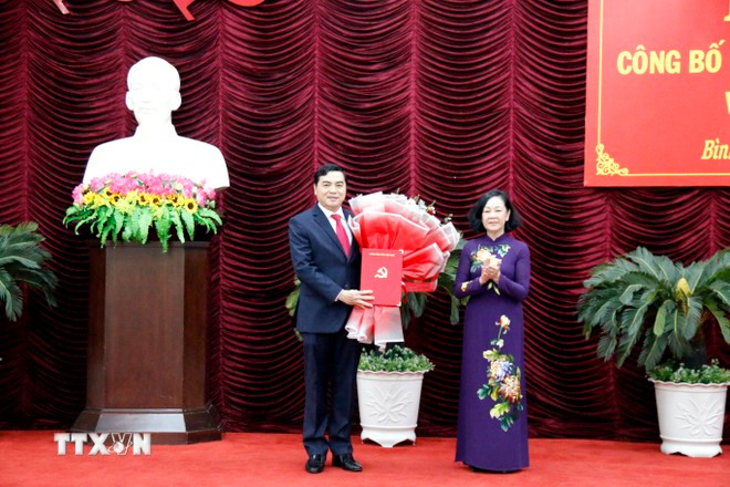 Thường trực Ban Bí thư Trương Thị Mai trao Quyết định của Bộ Chính trị chuẩn y đồng chí Nguyễn Hoài Anh giữ chức Bí thư Tỉnh ủy Bình Thuận nhiệm kỳ 2020-2025. (Ảnh: Nguyễn Thanh/TTXVN) Thường trực Ban Bí thư Trương Thị Mai trao Quyết định của Bộ Chính trị chuẩn y đồng chí Nguyễn Hoài Anh giữ chức Bí thư Tỉnh ủy Bình Thuận nhiệm kỳ 2020-2025. (Ảnh: Nguyễn Thanh/TTXVN)