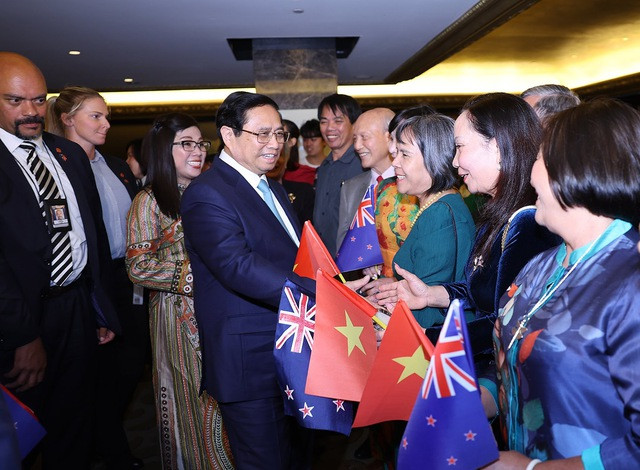 Cán bộ Đại sứ quán và kiều bào Việt Nam tại New Zealand nhiệt liệt chào đón Thủ tướng và Phu nhân Lê Thị Bích Trân, cùng đoàn đại biểu cấp cao Việt Nam. Ảnh: VGP/Nhật Bắc Cán bộ Đại sứ quán và kiều bào Việt Nam tại New Zealand nhiệt liệt chào đón Thủ tướng và Phu nhân Lê Thị Bích Trân, cùng đoàn đại biểu cấp cao Việt Nam. Ảnh: VGP/Nhật Bắc