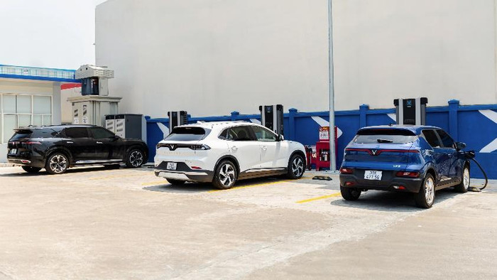 Trụ sạc siêu nhanh 360 kW có thể tự phân bổ công suất sạc phù hợp tùy theo số lượng xe sạc cùng thời điểm. Trụ sạc siêu nhanh 360 kW có thể tự phân bổ công suất sạc phù hợp tùy theo số lượng xe sạc cùng thời điểm.