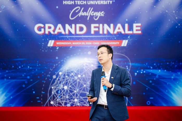 Ông Trần Tuấn Anh – Giám đốc Sản phẩm Công ty FPT IS (thành viên Tập đoàn FPT) chia sẻ tại chung kết cuộc thi. Ông Trần Tuấn Anh – Giám đốc Sản phẩm Công ty FPT IS (thành viên Tập đoàn FPT) chia sẻ tại chung kết cuộc thi.