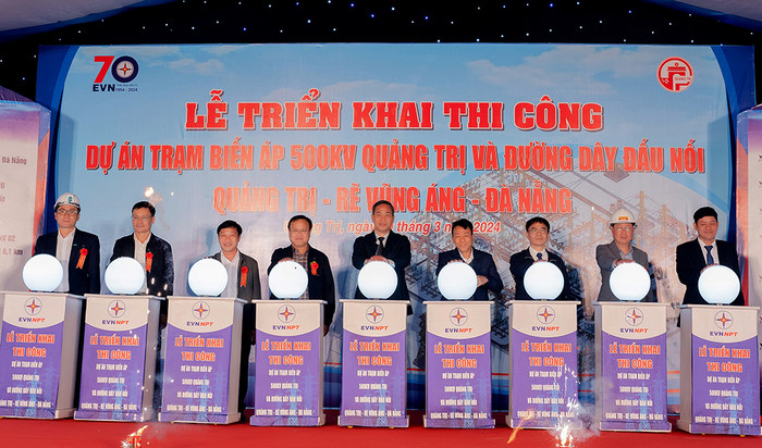 Các đại biểu thực hiện nghi thức triển khai thi công dự án. Anh1TrienkhaithiconQuangTri2032024.jpg