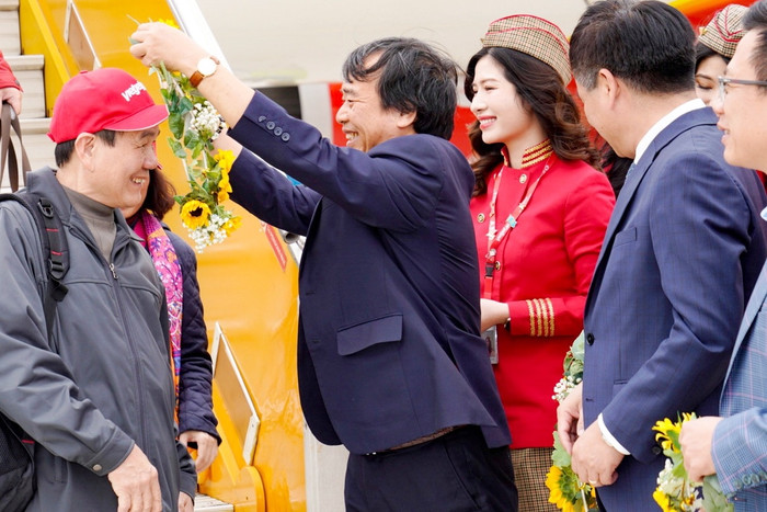Phó Tổng giám đốc Vietjet Nguyễn Đức Thịnh tặng hoa hành khách tại Điện Biên. A4 (3).jpg