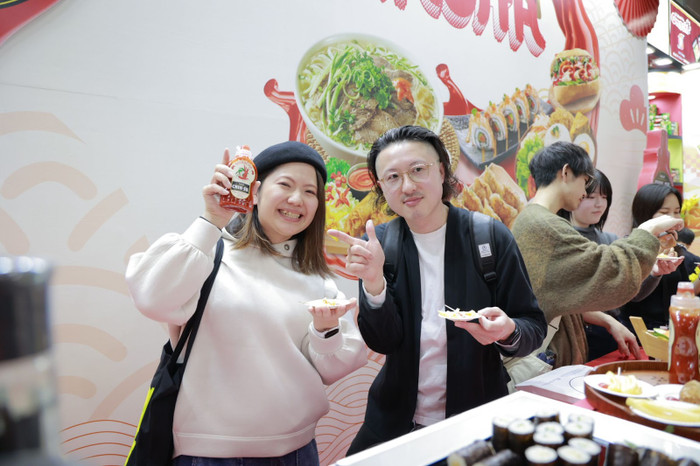 Vị cay thách thức của tương ớt Sriracha khiến không ít thực khách phải suýt xoa. Vị cay thách thức của tương ớt Sriracha khiến không ít thực khách phải suýt xoa.