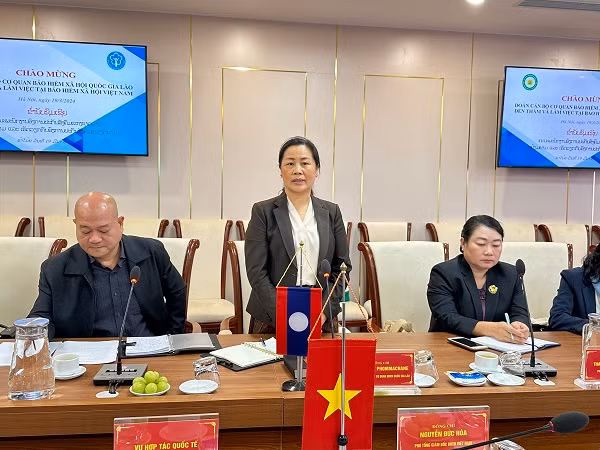 Phó Tổng Giám đốc cơ quan BHXH Quốc gia Lào Bouahome Phommachane phát biểu.jpg