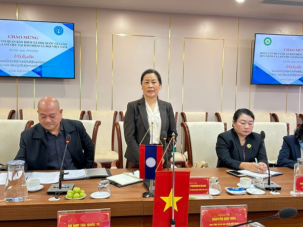 Phó Tổng Giám đốc cơ quan Bảo hiểm xã hội Quốc gia Lào Bouahome Phommachane phát biểu. Phó Tổng Giám đốc cơ quan BHXH Quốc gia Lào Bouahome Phommachane phát biểu.jpg