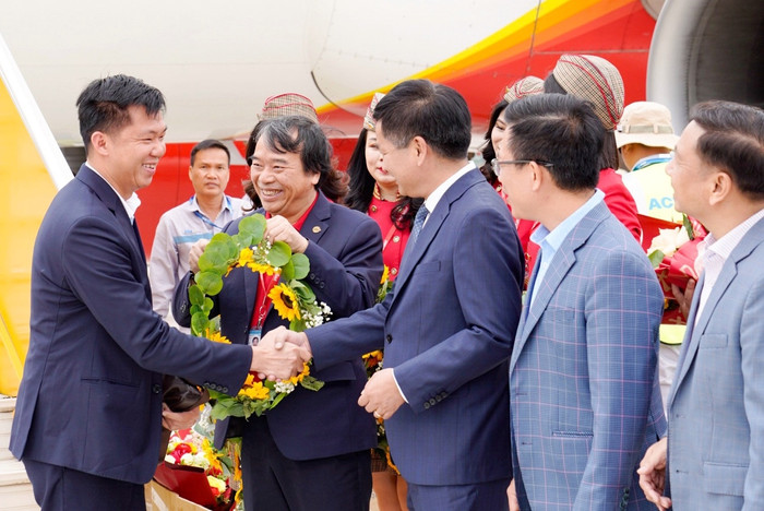 Phó Bí thư Tỉnh ủy Điện Biên, Chủ tịch Uỷ ban nhân dân tỉnh Điện Biên Lê Thành Đô cùng Phó Tổng giám đốc Vietjet Nguyễn Đức Thịnh, lãnh đạo tỉnh và sân bay Điện Biên chào đón những hành khách trên chuyến bay khai trương Hà Nội - Điện Biên. A1 (3).jpg
