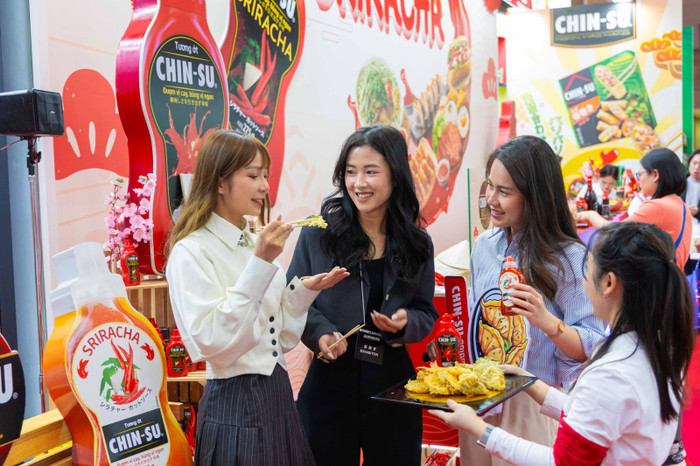 Tiếp nối và đẩy mạnh chiến lược Go Global, Chin-su đã cho ra mắt tương ớt Sriracha tại Foodex Nhật Bản 2024. Tiếp nối và đẩy mạnh chiến lược Go Global, Chin-su đã cho ra mắt tương ớt Sriracha tại Foodex Nhật Bản 2024.