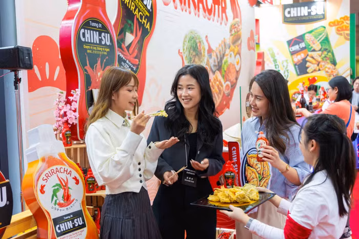Tiếp nối và đẩy mạnh chiến lược Go Global, Chin-su đã cho ra mắt tương ớt Sriracha tại Foodex Nhật Bản 2024.