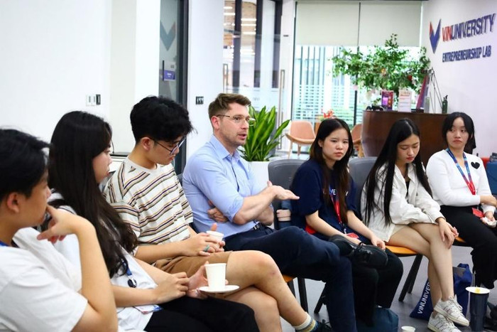 Tiến sĩ Billy Wheeler trong một buổi trao đổi với sinh viên Viện Khoa học và Giáo dục khai phóng VinUni. Tiến sĩ Billy Wheeler trong một buổi trao đổi với sinh viên Viện Khoa học và Giáo dục khai phóng VinUni.