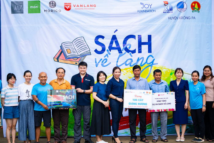 Dự án “SÁCH về làng” do sinh viên chương trình đào tạo đặc biệt thực hiện tại xã Đất Bằng, huyện Krong Pa, tỉnh Gia Lai. Dự án “SÁCH về làng” do sinh viên chương trình đào tạo đặc biệt thực hiện tại xã Đất Bằng, huyện Krong Pa, tỉnh Gia Lai.
