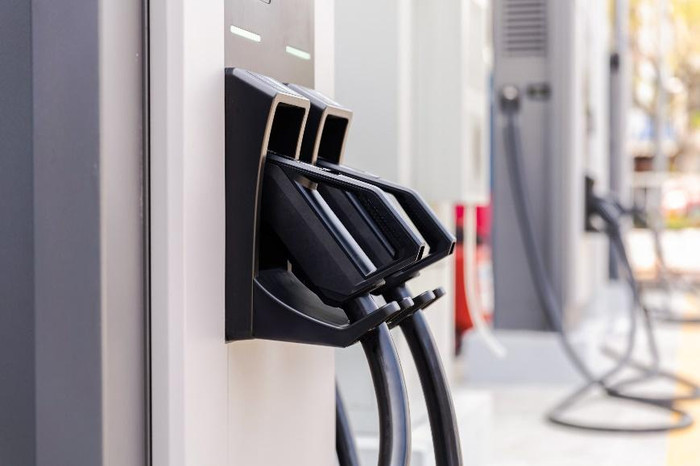 Cận cảnh súng sạc trên trụ sạc siêu nhanh 360 kW. Cận cảnh súng sạc trên trụ sạc siêu nhanh 360 kW.