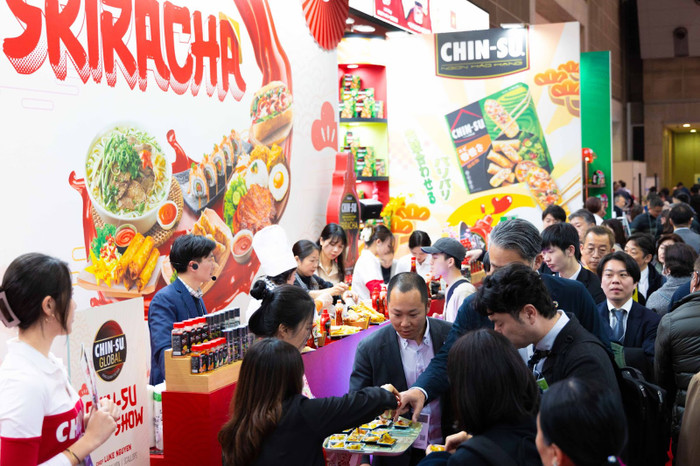 Thực khách Nhật hào hứng trải nghiệm tương ớt Chin-su Sriracha. Thực khách Nhật hào hứng trải nghiệm tương ớt Chin-su Sriracha.