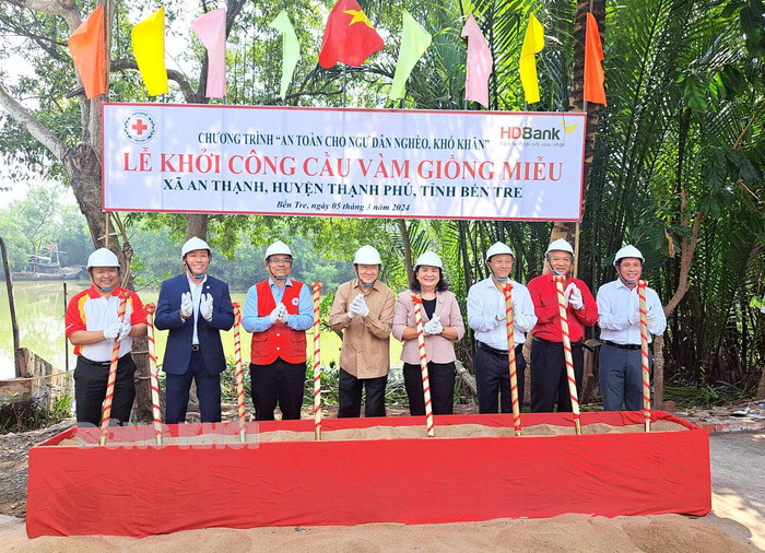 Khởi công cầu Vàm Giồng Miễu tại xã An Thạnh, huyện Thạnh Phú, tỉnh Bến Tre. Khởi công cầu Vàm Giồng Miễu tại xã An Thạnh, huyện Thạnh Phú, tỉnh Bến Tre.