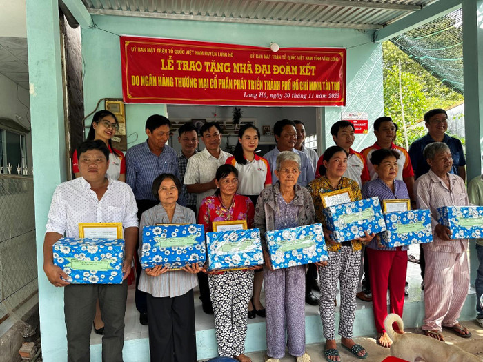 Tại huyện Long Hồ tỉnh Vĩnh Long, HDBank đã trao tặng 8 căn nhà đại đoàn kết cho hộ nghèo, hộ cận nghèo trên địa bàn huyện. Tại huyện Long Hồ tỉnh Vĩnh Long, HDBank đã trao tặng 8 căn nhà đại đoàn kết cho hộ nghèo, hộ cận nghèo trên địa bàn huyện.