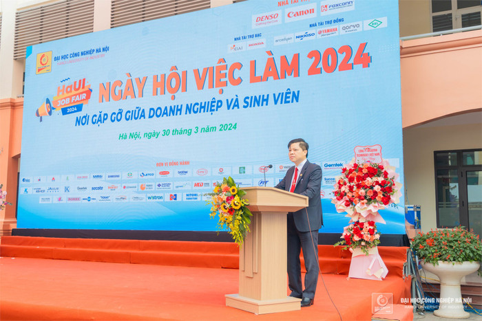 Phó Giáo sư, Tiến sĩ Phạm Văn Đông – Phó Hiệu trưởng Trường Đại học Công nghiệp Hà Nội phát biểu tại Ngày hội việc làm 2024. Phó Giáo sư, Tiến sĩ Phạm Văn Đông – Phó Hiệu trưởng Trường Đại học Công nghiệp Hà Nội phát biểu tại Ngày hội việc làm 2024.