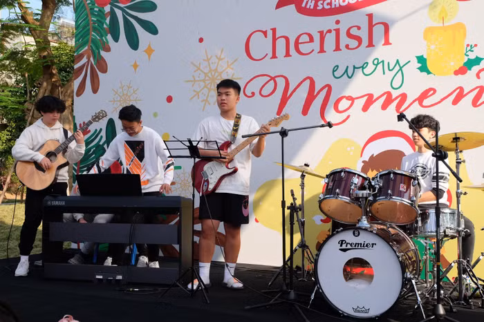 Sân khấu “bùng nổ” với nhiều tiết mục trình diễn và trò chơi sôi động.