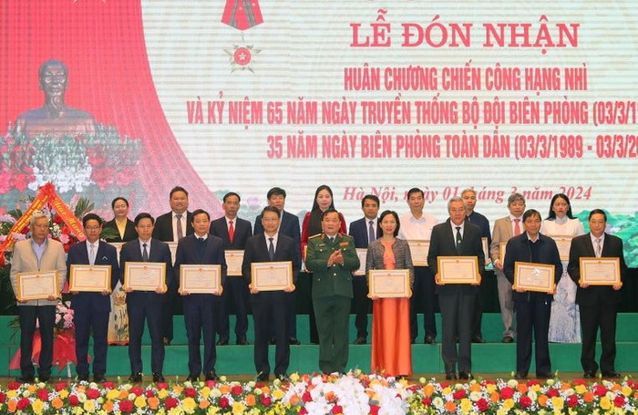 Thượng tướng Hoàng Xuân Chiến, Thứ trưởng Quốc phòng trao Bằng khen của Bộ Quốc phòng tặng các tập thể, cá nhân, vì đã có thành tích xuất sắc nhân kỷ niệm 35 năm Ngày Biên phòng toàn dân. Thượng tướng Hoàng Xuân Chiến, Thứ trưởng Quốc phòng trao Bằng khen của Bộ Quốc phòng tặng các tập thể, cá nhân, vì đã có thành tích xuất sắc nhân kỷ niệm 35 năm Ngày Biên phòng toàn dân.