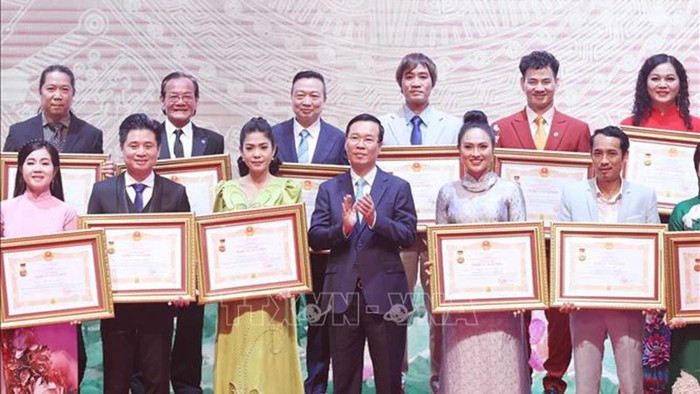 Chủ tịch nước Võ Văn Thưởng trao tặng danh hiệu Nghệ sĩ nhân dân cho các nghệ sĩ. Ảnh: TTXVN anh1.jpg