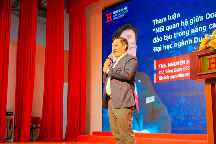 Ông Nguyễn Hoàng Anh Phi phát biểu (ảnh: HIU) Ông Nguyễn Hoàng Anh Phi phát biểu (ảnh: HIU)