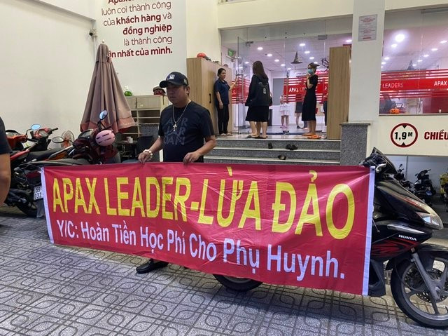 Phụ huynh giăng băng rôn, yêu cầu Apax Leaders hoàn trả học phí (ảnh: VS)