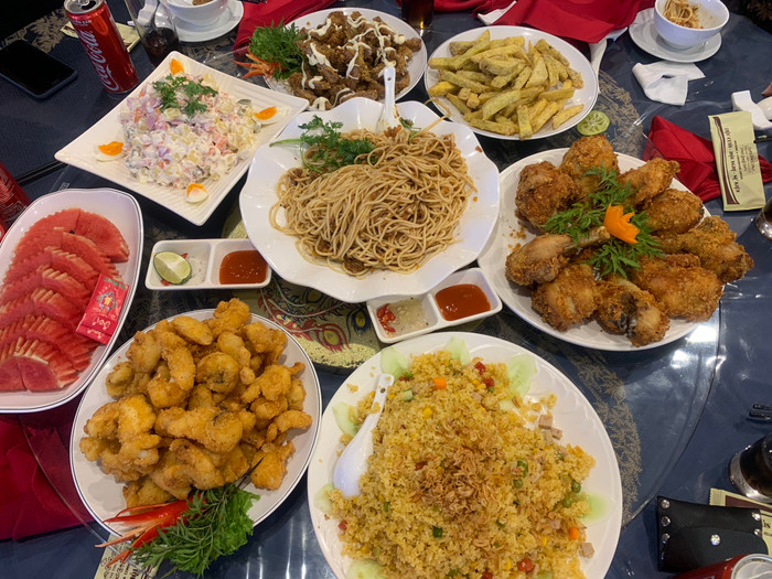 Mâm cơm trị giá 1.950.000 đồng phục vụ các em học sinh lớp 6 (Ảnh:N.D)