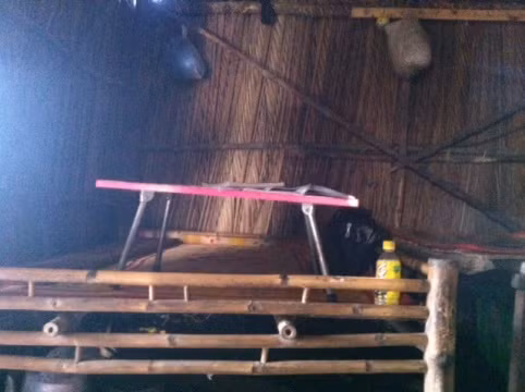 Góc học tập của L. duy nhất chỉ có chiếc bàn nhỏ xíu nhưng đã cũ kỹ.