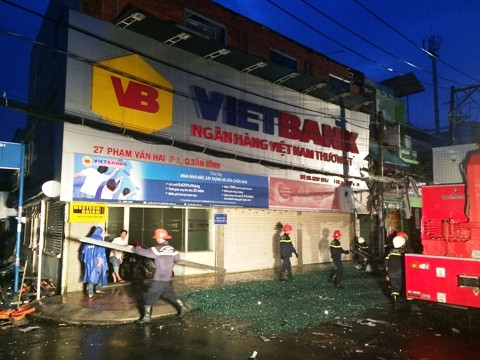 Rất may, việc rơi tấm dựng bảng hiệu của Vietbank đã không làm thiệt hại về người, tài sản. Rất may, việc rơi tấm dựng bảng hiệu của Vietbank đã không làm thiệt hại về người, tài sản.