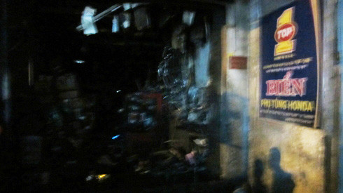 Căn nhà xuất phát khiến cho ngọn lửa bùng lên đã bị thiêu rụi hoàn toàn (Ảnh: T.Q)