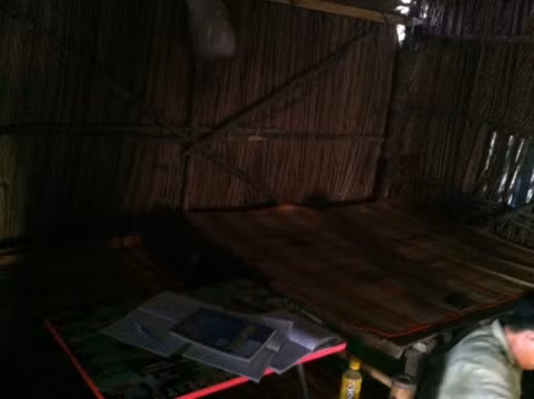 Căn nhà của L. là một chòi lá ọp ẹp, tạm bợ, là nơi sinh sống của cả gia đình.