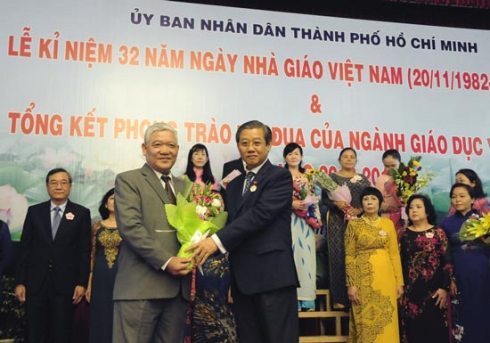 Cô Đào Thị Kim Nhi nhận danh hiệu NGƯT hôm 14/11 vừa qua (cô Nhi đứng hàng phía sau, thứ hai từ phải sang, ảnh: SGGP) Cô Đào Thị Kim Nhi nhận danh hiệu NGƯT hôm 14/11 vừa qua (cô Nhi đứng hàng phía sau, thứ hai từ phải sang, ảnh: SGGP)