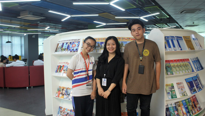 Mỵ Thư và những người bạn của mình đều cảm thấy tự hào về ngôi trường Đại học Tôn Đức Thắng (Ảnh:V.N) Mỵ Thư và những người bạn của mình đều cảm thấy tự hào về ngôi trường Đại học Tôn Đức Thắng (Ảnh:V.N)