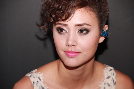 Không chỉ sở hữu đôi mắt mơ màng, cô còn có gương mặt duyên dáng Không chỉ sở hữu đôi mắt mơ màng, cô còn có gương mặt duyên dáng