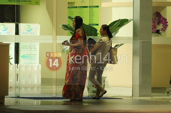 Mẹ ruột Thủy Tiên giúp cô mang đồ vào Mẹ ruột Thủy Tiên giúp cô mang đồ vào