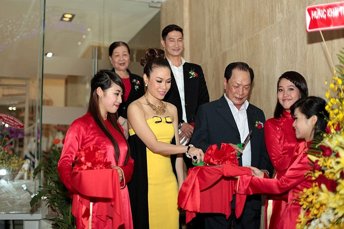Cùng với việc ra mắt thương hiệu thời trang riêng, ca sĩ Mỹ Tâm vừa khai trương tòa nhà mới của mình vào ngày cuối cùng của năm 2012