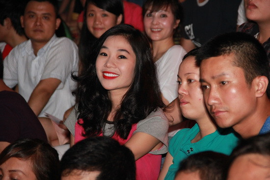 Mặc dù cố tình không chọn vị trí đẹp để ngồi xem chương trình, thay vào đó lặng lẽ ngồi trộn lẫn giữa đám đông khán giả xa lạ, nhưng Hồng Hà vẫn bị phát hiện. Khi đêm diễn vừa đi được 2/3 chặng đường, người mẫu đã lặng lẽ ra về. Mặc dù cố tình không chọn vị trí đẹp để ngồi xem chương trình, thay vào đó lặng lẽ ngồi trộn lẫn giữa đám đông khán giả xa lạ, nhưng Hồng Hà vẫn bị phát hiện. Khi đêm diễn vừa đi được 2/3 chặng đường, người mẫu đã lặng lẽ ra về.