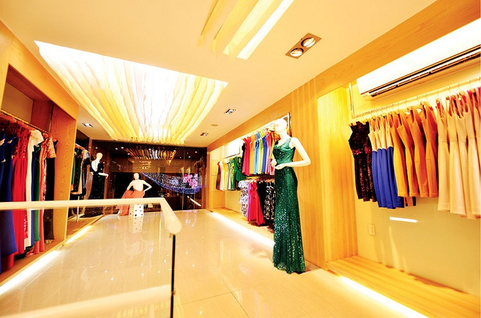 2 tầng trong tòa nhà được dùng để làm nơi trưng bày sản phẩm của thương hiệu thời trang Nightingale của nữ ca sĩ.