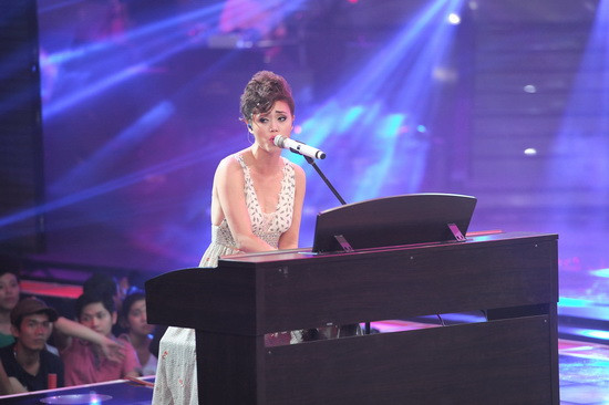 Giọng hát của nữ ca sĩ lay động khán giả xem trực tiếp tối qua Giọng hát của nữ ca sĩ lay động khán giả xem trực tiếp tối qua