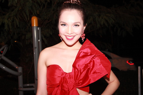 Khác hẳn với sự lặng lẽ của Hồng Hà, "gái một con" Hiền Thục khiến bao người phải quan tâm với sự xuất hiện của mình. Khác hẳn với sự lặng lẽ của Hồng Hà, "gái một con" Hiền Thục khiến bao người phải quan tâm với sự xuất hiện của mình.