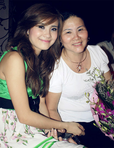 Mẹ Công Vinh và con gái Khánh Chi.