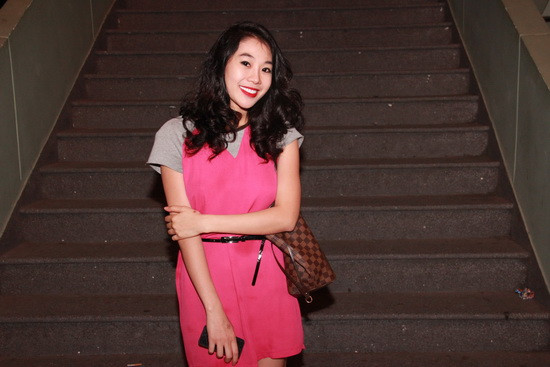 Đây là lần đầu tiên người đẹp xuất hiện trước công chúng kể từ sau khi ra mắt shop thời trang vào tháng 7.2012. Hồng Hà cho biết, tối qua cô đi xem The Voice cùng chị gái, nhưng vì thấy không khỏe nên cô quyết định về sớm một mình. Đây là lần đầu tiên người đẹp xuất hiện trước công chúng kể từ sau khi ra mắt shop thời trang vào tháng 7.2012. Hồng Hà cho biết, tối qua cô đi xem The Voice cùng chị gái, nhưng vì thấy không khỏe nên cô quyết định về sớm một mình.