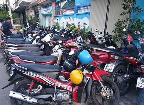 Xe của học viên trong lớp xếp thành hai hàng dài dựng hẳn trên lòng lề đường (ảnh: P.L) Xe của học viên trong lớp xếp thành hai hàng dài dựng hẳn trên lòng lề đường (ảnh: P.L)