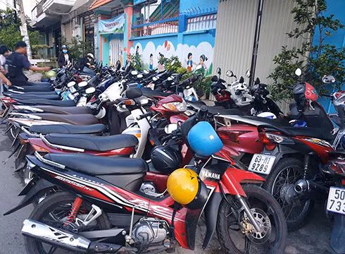 Xe của học viên trong lớp xếp thành hai hàng dài dựng hẳn trên lòng lề đường (ảnh: P.L)