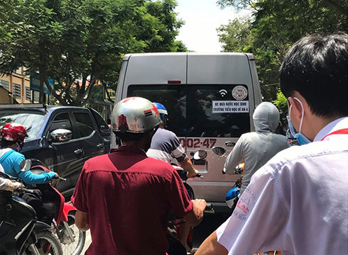 Ăn trưa ở trường xong, xe sẽ chở học sinh về các cơ sở giữ và ôn tập ngoài nhà trường đã thuê sẵn (ảnh: P.L) Ăn trưa ở trường xong, xe sẽ chở học sinh về các cơ sở giữ và ôn tập ngoài nhà trường đã thuê sẵn (ảnh: P.L)