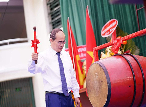 Bí thư Nguyễn Thiện Nhân đánh trống khai trường tại Trường Lê Quý Đôn, Quận 3 (ảnh: CTV) Bí thư Nguyễn Thiện Nhân đánh trống khai trường tại Trường Lê Quý Đôn, Quận 3 (ảnh: CTV)