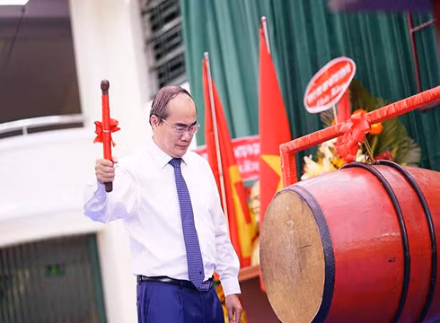 Bí thư Nguyễn Thiện Nhân đánh trống khai trường tại Trường Lê Quý Đôn, Quận 3 (ảnh: CTV)