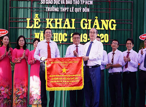 Bí thư Nguyễn Thiện Nhân trao tặng cờ thi đua cho lãnh đạo Trường Lê Quý Đôn (ảnh: P.L) Bí thư Nguyễn Thiện Nhân trao tặng cờ thi đua cho lãnh đạo Trường Lê Quý Đôn (ảnh: P.L)