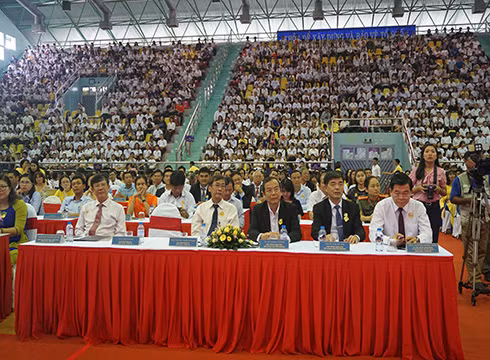 Lãnh đạo tỉnh, tập đoàn giáo dục Nguyễn Hoàng và quan khách tham dự lễ khai giảng (ảnh: BVU)