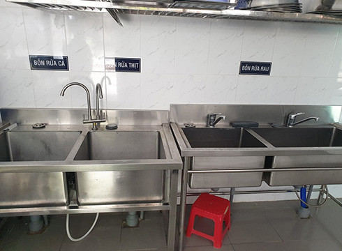 Quy trình rửa các nguyên vật liệu ở căng tin của trường đã sạch sẽ hơn trước (ảnh: P.L) Quy trình rửa các nguyên vật liệu ở căng tin của trường đã sạch sẽ hơn trước (ảnh: P.L)