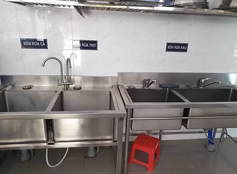 Quy trình rửa các nguyên vật liệu ở căng tin của trường đã sạch sẽ hơn trước (ảnh: P.L)