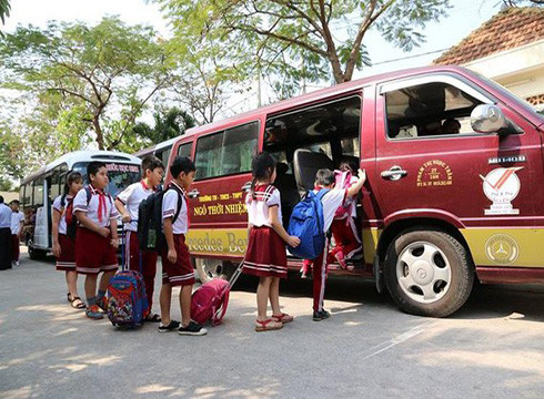 Học sinh ở Sài Gòn đến trường bằng xe đưa đón của nhà trường (ảnh: SGGP) Học sinh ở Sài Gòn đến trường bằng xe đưa đón của nhà trường (ảnh: SGGP)